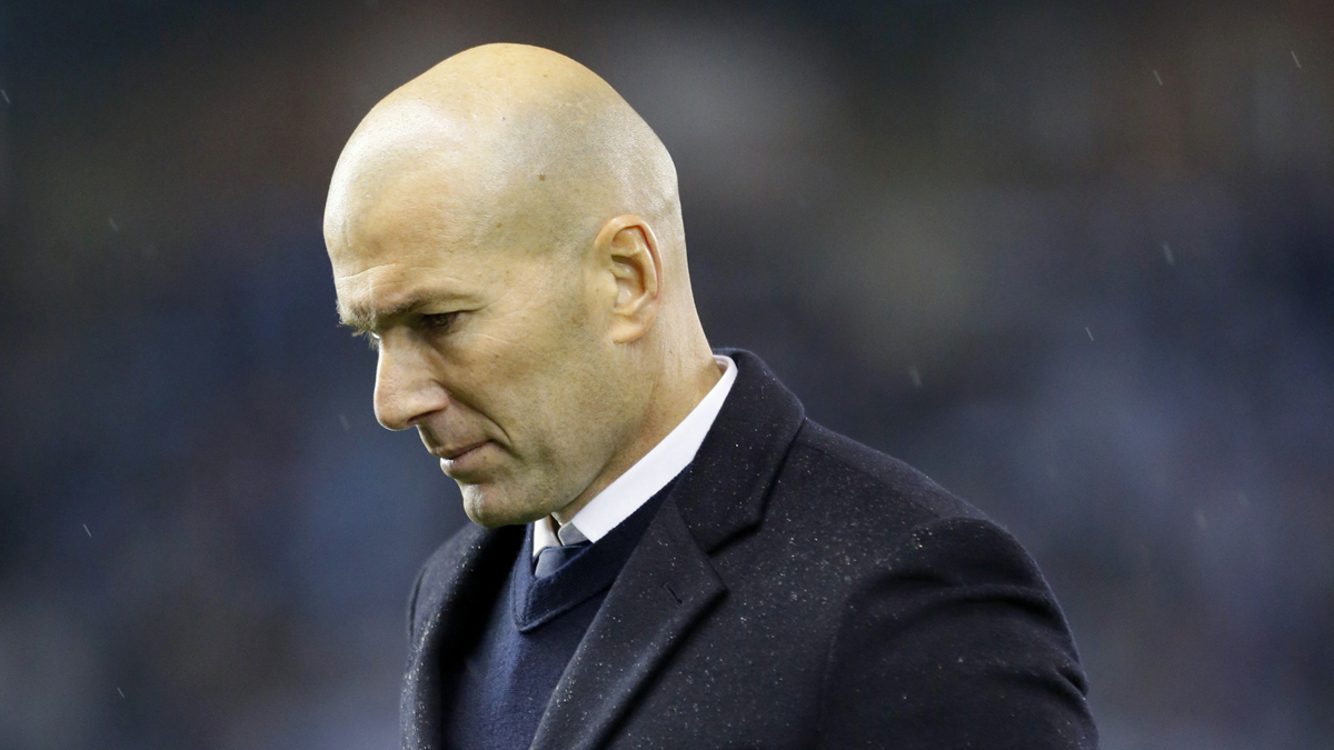 Zidane, cabizbajo durante el partido entre el Celta y el Real Madrid.