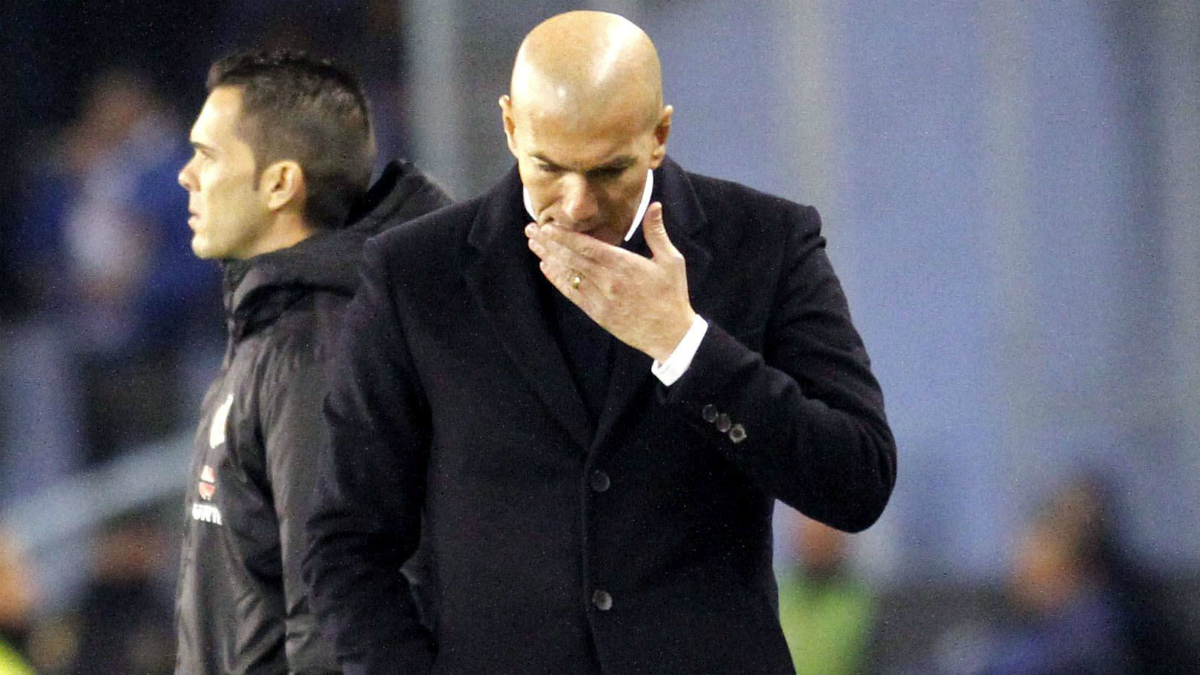 Zidane, pensativo en un partido de Liga. (EFE