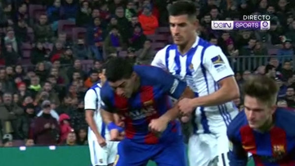 Luis Suárez propinó un codazo a Yuri.