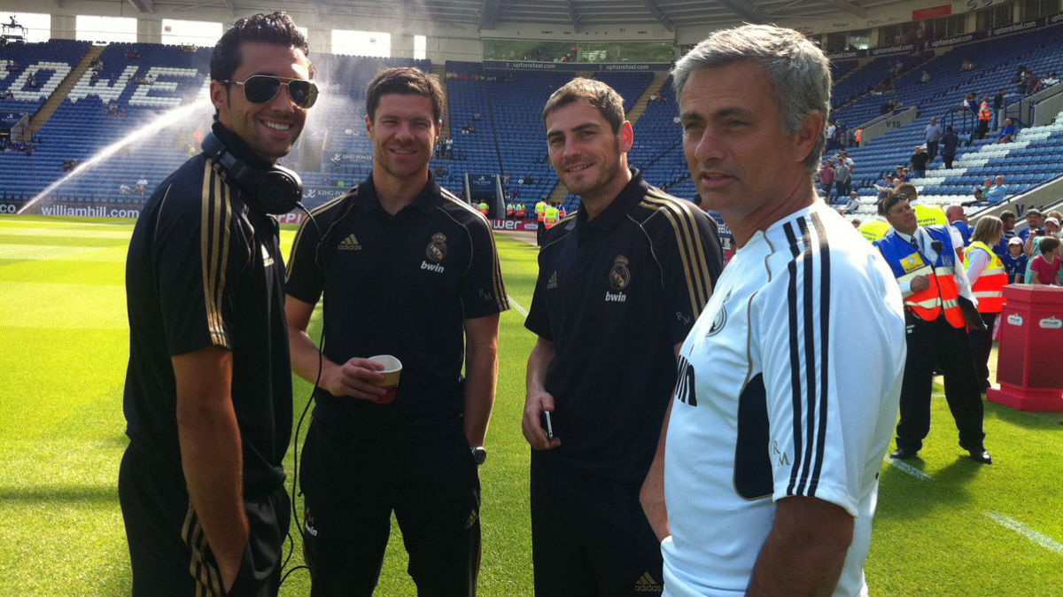 Mourinho, Arbeloa, Xabi Alonso e Iker Casillas antes de un partido del Real Madrid. (Twitter)