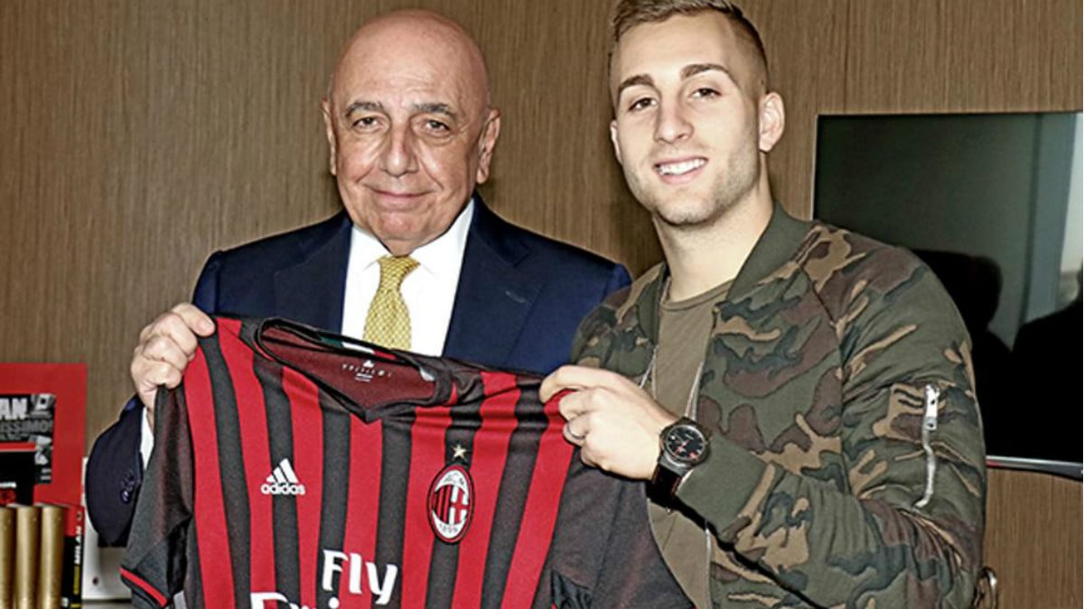 Deulofeu junto al Galliani con la camiseta del AC Milan.