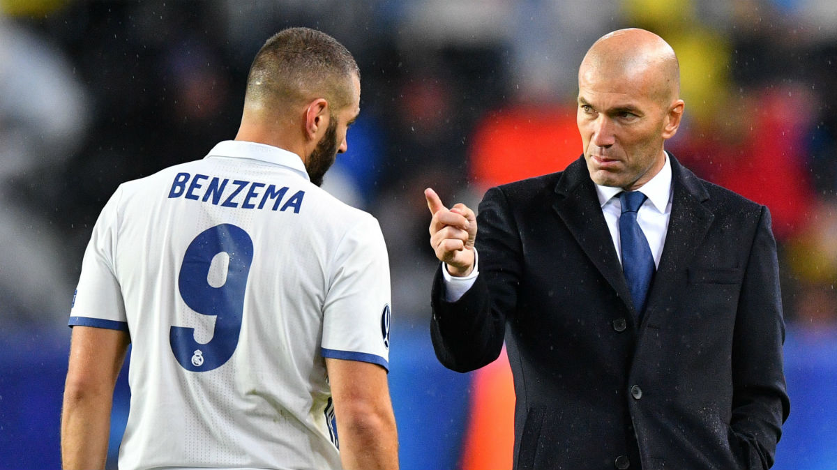 Zidane da instrucciones a Benzema en un partido. (Getty)