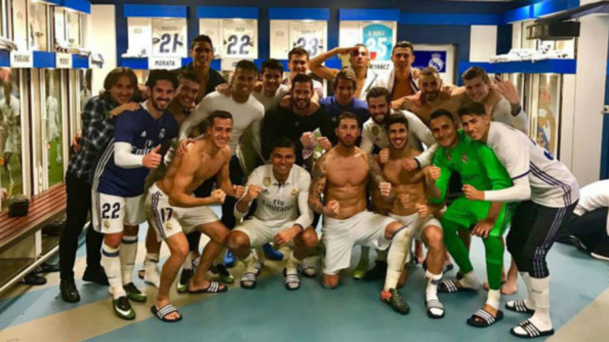 Los jugadores del Real Madrid celebran el triunfo ante la Real. (Twitter)