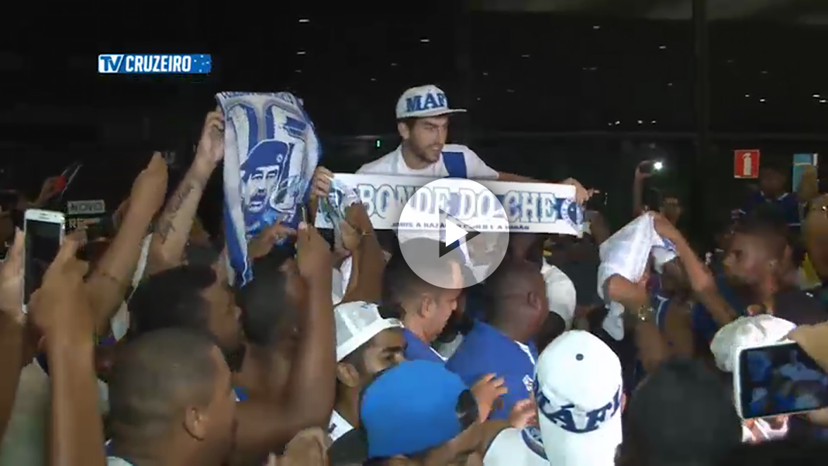 Lucas Silva sale a hombros del aeropuerto.