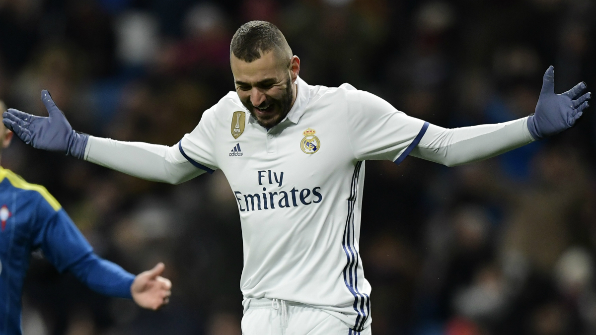 Benzema se lamenta ante una ocasión fallada. (AFP)