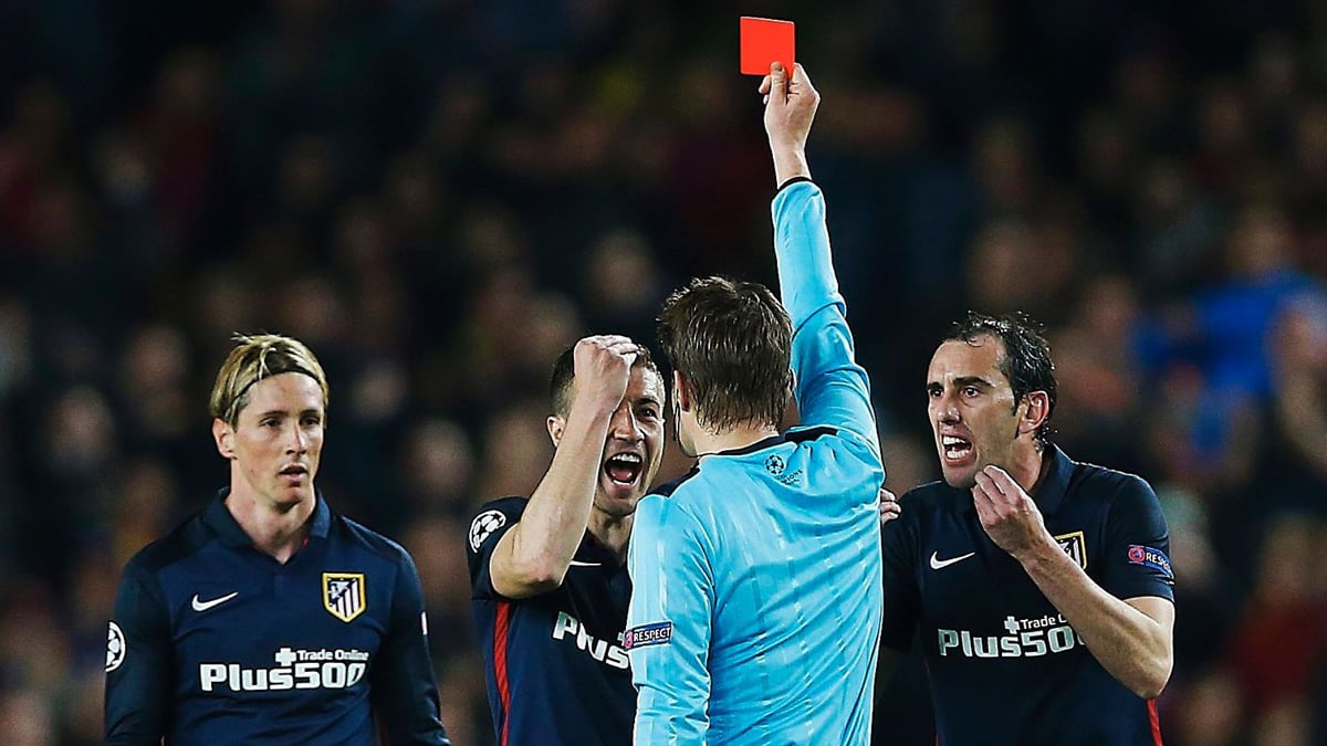 Felix Brych, expulsando a Torres en cuartos de final de Champions de la pasada temporada.