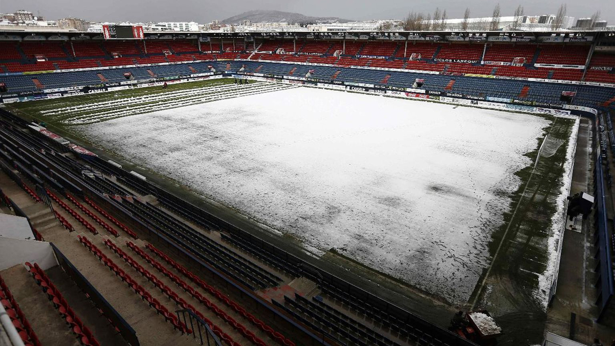 El Sadar, completamente nevado tras una ola de frío en Pamplona.