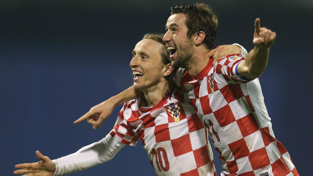 Dario Srna y Luka Modric celebran un gol con Croacia.