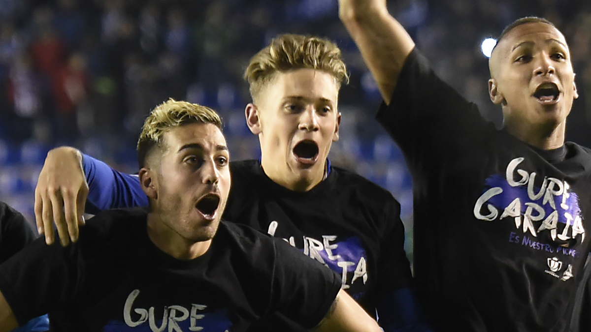 Marcos Llorente, en el centro, celebra la clasificación del Alavés para la final de Copa. (AFP)