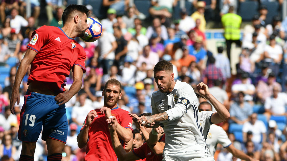 Sergio Ramos remata un balón de cabeza ante Osasuna. (AFP)