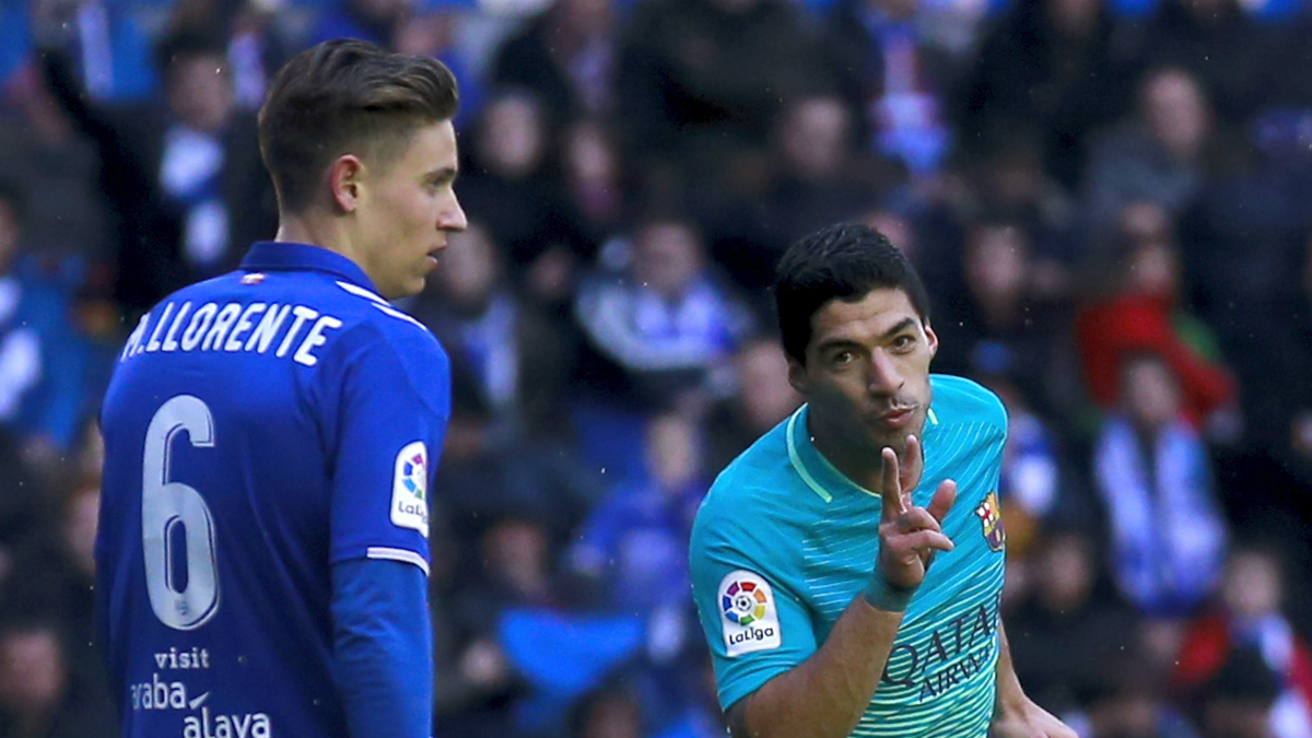 Luis Suárez celebra un gol ante la presencia de Marcos Llorente. (Getty)