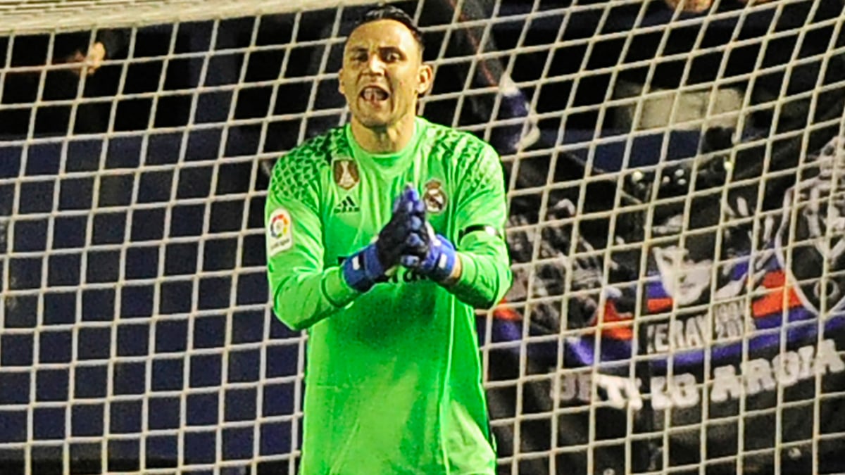 Keylor Navas anima a sus compañeros en El Sadar. (AFP)