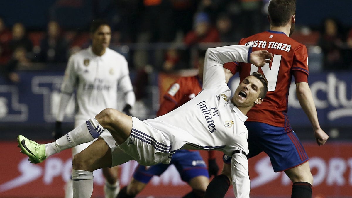 Cristiano Ronaldo se queja de una entrada de Fausto Tienza. (EFE)