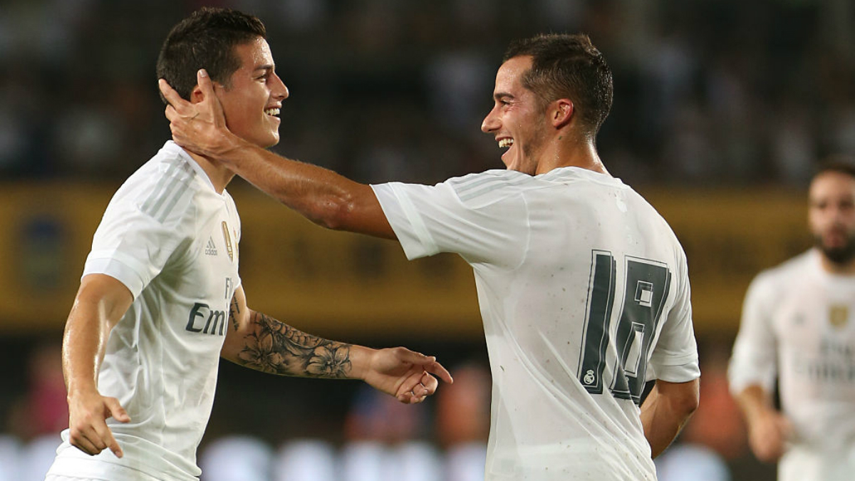 Lucas Vázquez hace una carantoña a James tras un gol. (Getty Images)