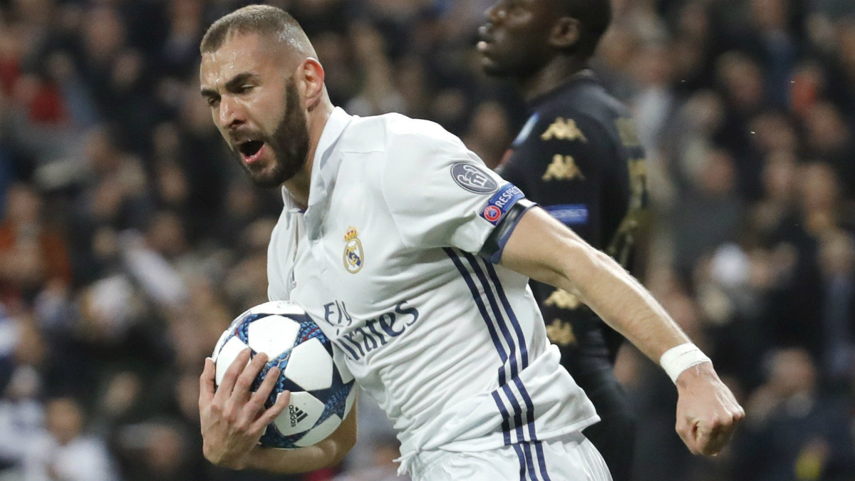 Karim Benzema celebra su gol ante el Nápoles. (EFE)