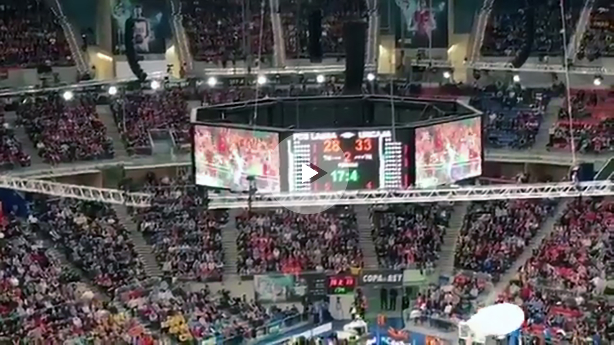 La afición del Real Madrid graba desde el gallinero del Buesa Arena.