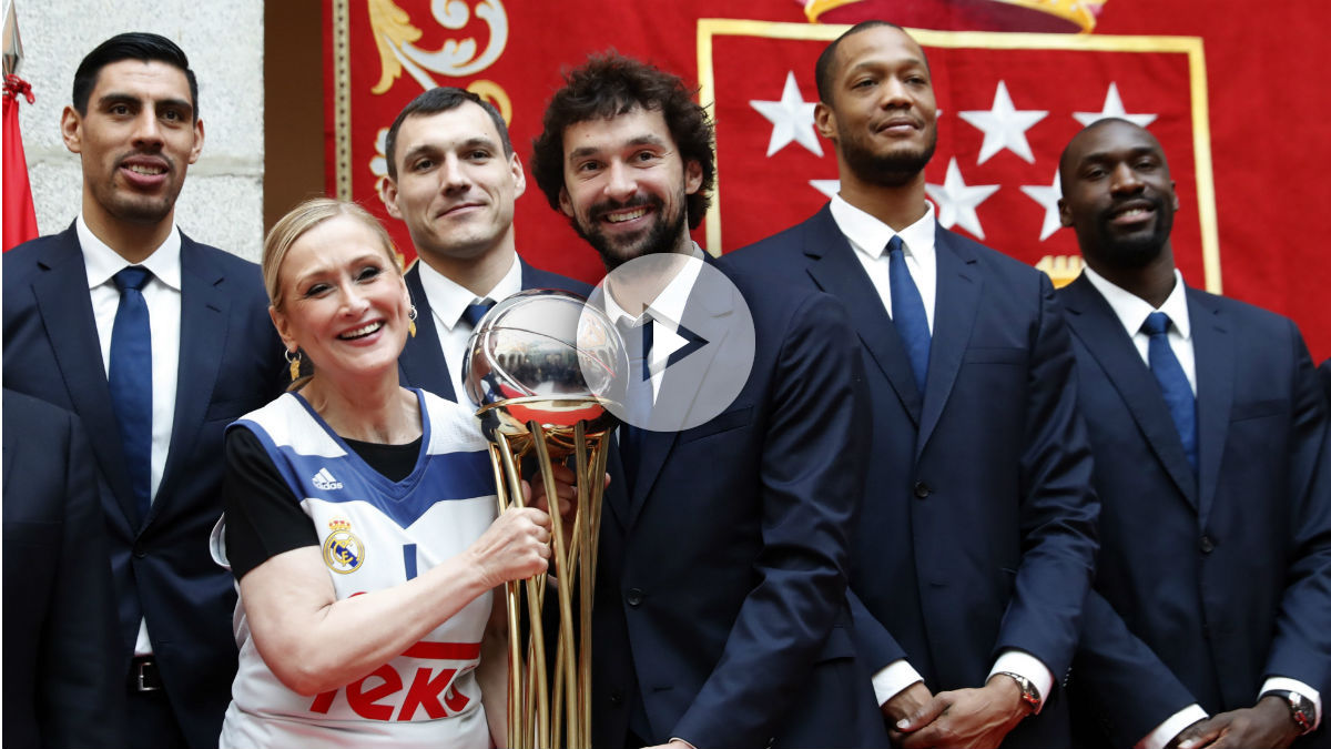 Cristiana Cifuentes junto a la plantilla del Real Madrid. (EFE)