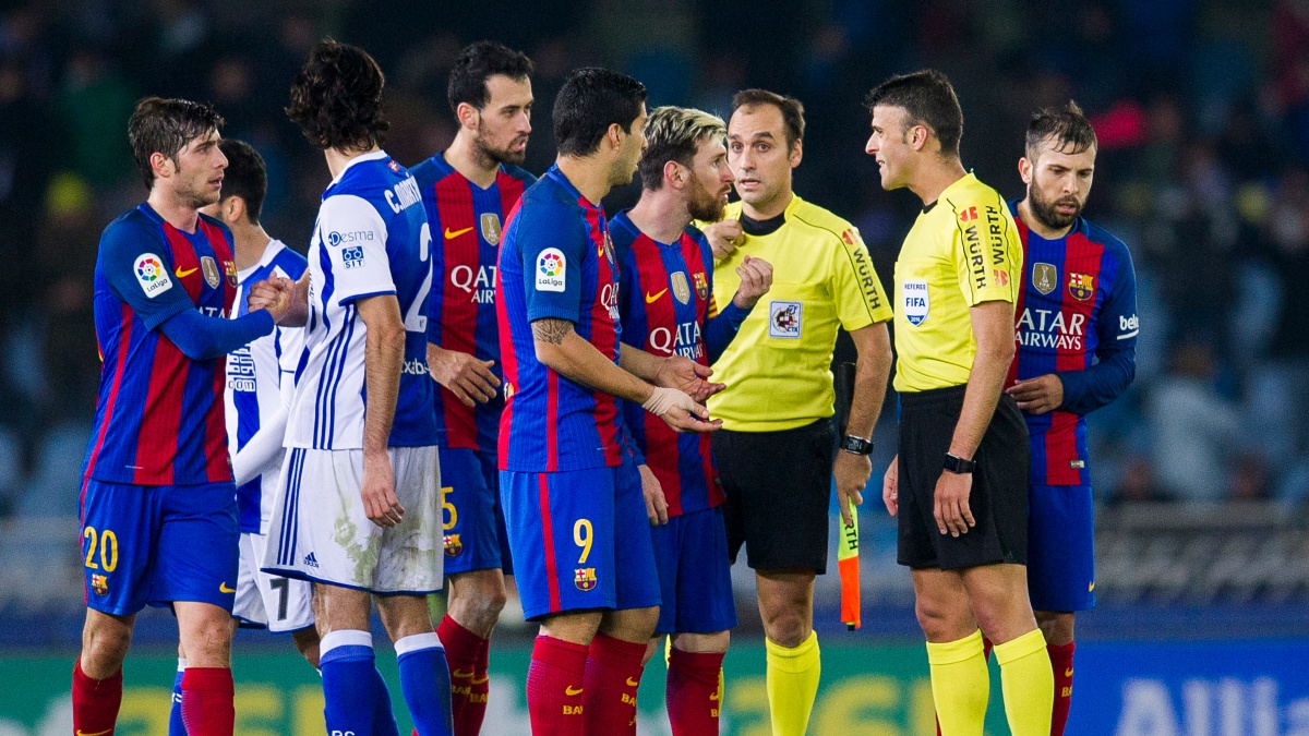 Los futbolistas del Barcelona protestan al árbitro