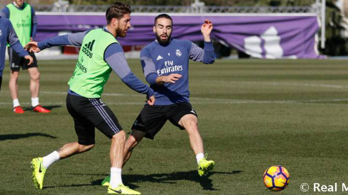 Ramos disputa un balón con Carvajal. (realmadrid.com)