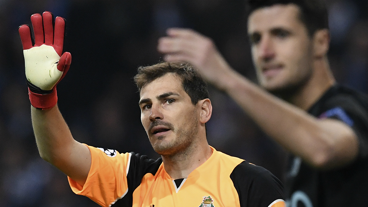 Casillas protesta una jugada ante su compañero y compatriota Marcano. (AFP)