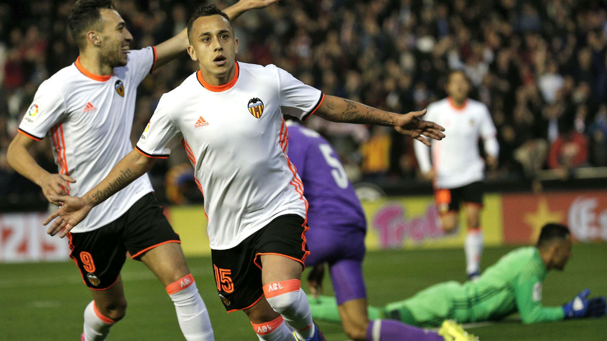 Orellana celebra el segundo gol del Valencia con Keylor y Varane al fondo. (EFE)