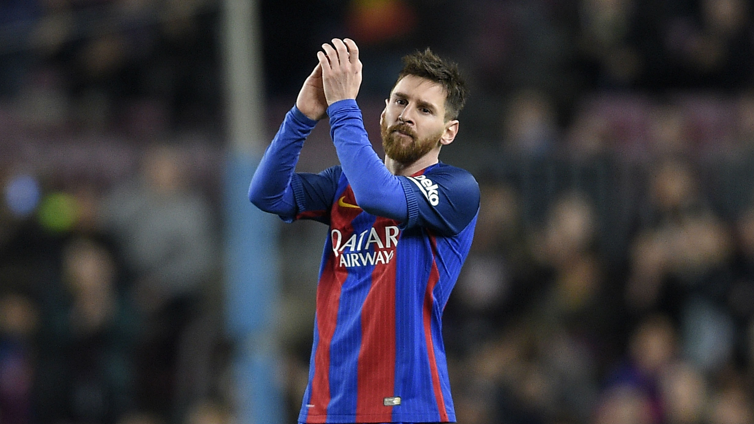 Messi aplaude al Camp Nou tras ser sustituido ante el Sporting. (AFP)