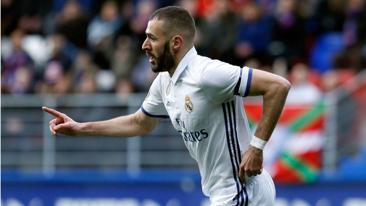 Benzema celebra uno de sus goles ante el Eibar. (Realmadrid.com)