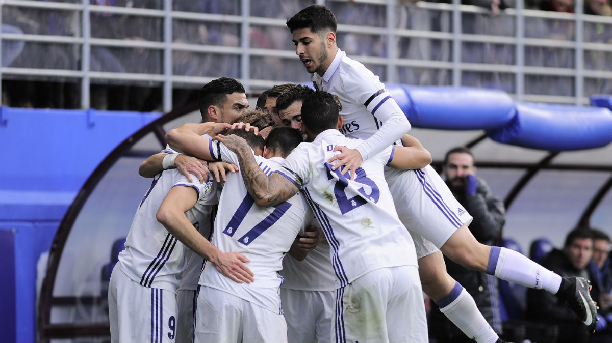 Los jugadores del Real Madrid celebran un gol en Eibar. (AFP)