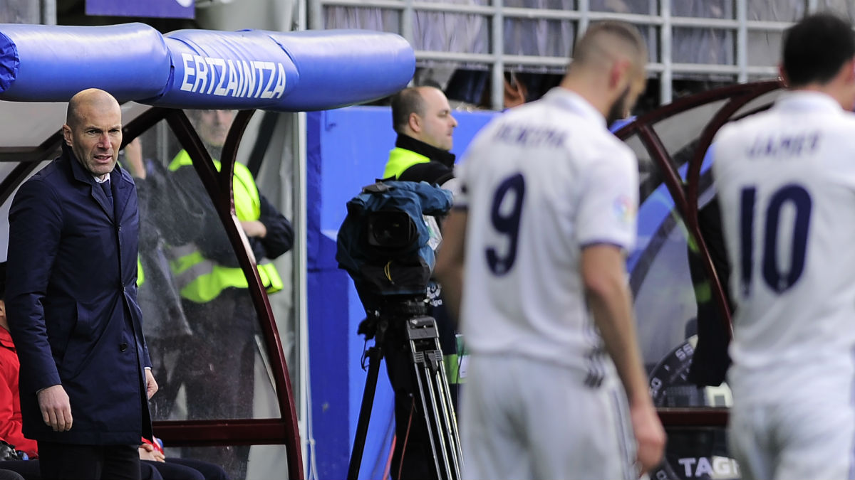 Zidane, en el banquillo de Ipurua. (AFP)