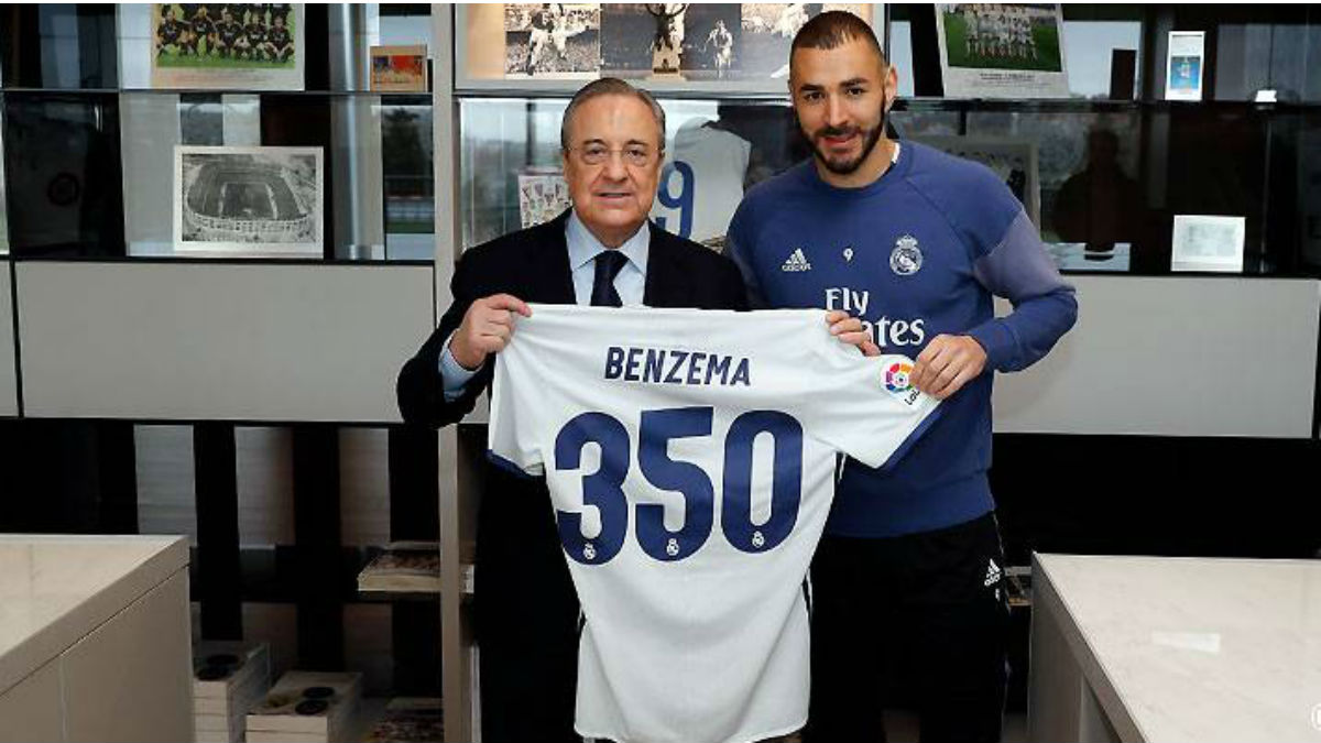 Karim Benzema posa junto a Florentino Pérez y su camiseta conmemorativa por cumplir 350 partidos con el Real Madrid. (Realmadrid.com)