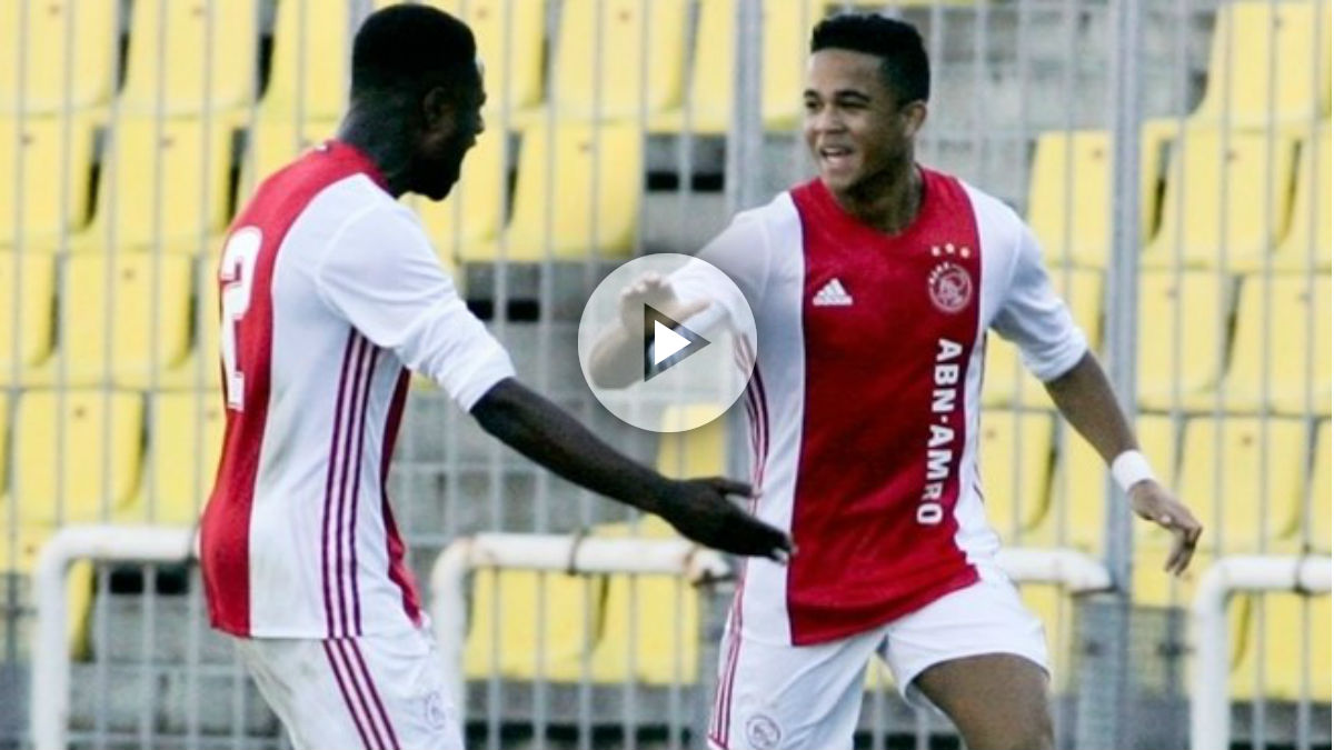 Justin Kluivert celebra un gol con el Ajax. (UEFA.com)