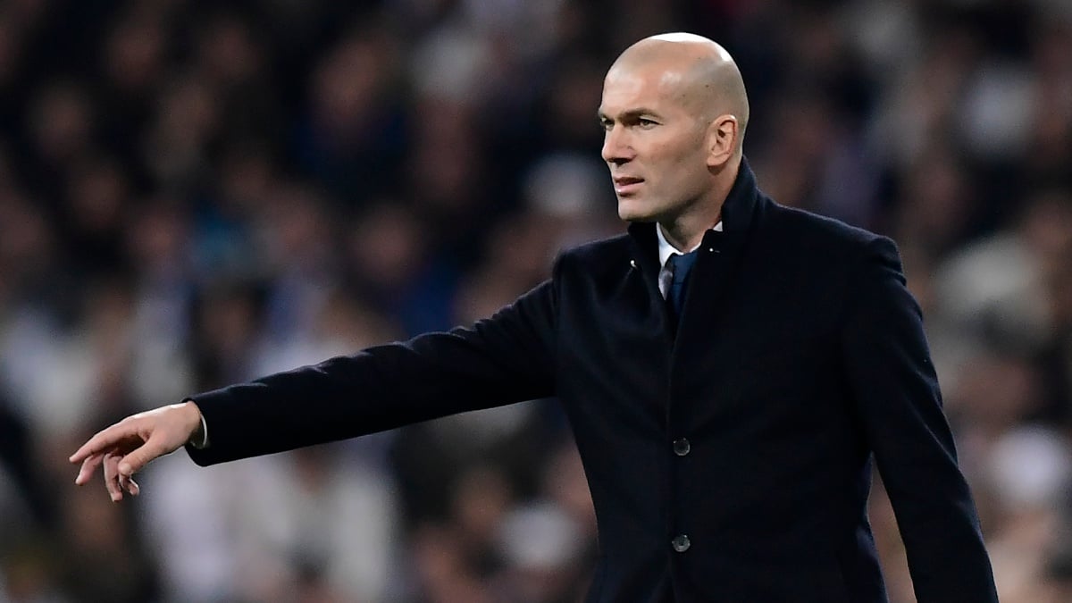 Zinedine Zidane da órdenes desde la banda