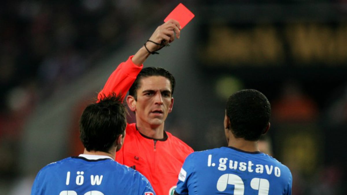 El árbitro del Barcelona vs PSG tiene fama de tarjetero y casero.