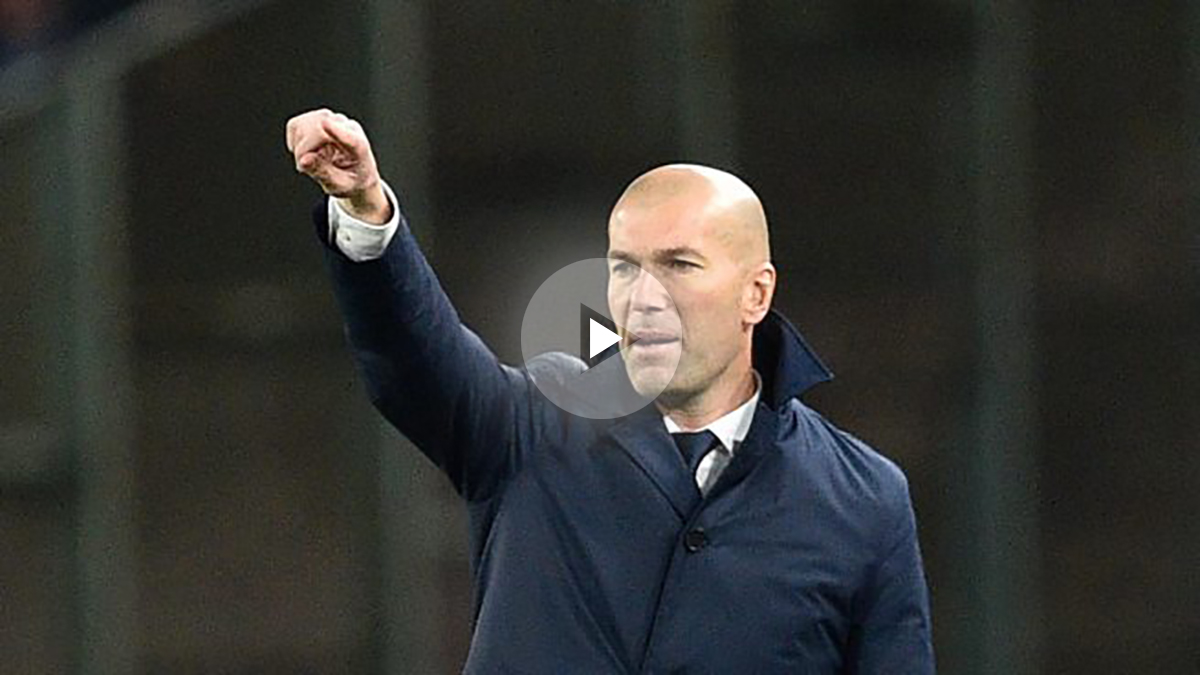 Zidane, dando órdenes a los suyos durante el Nápoles vs Real Madrid.
