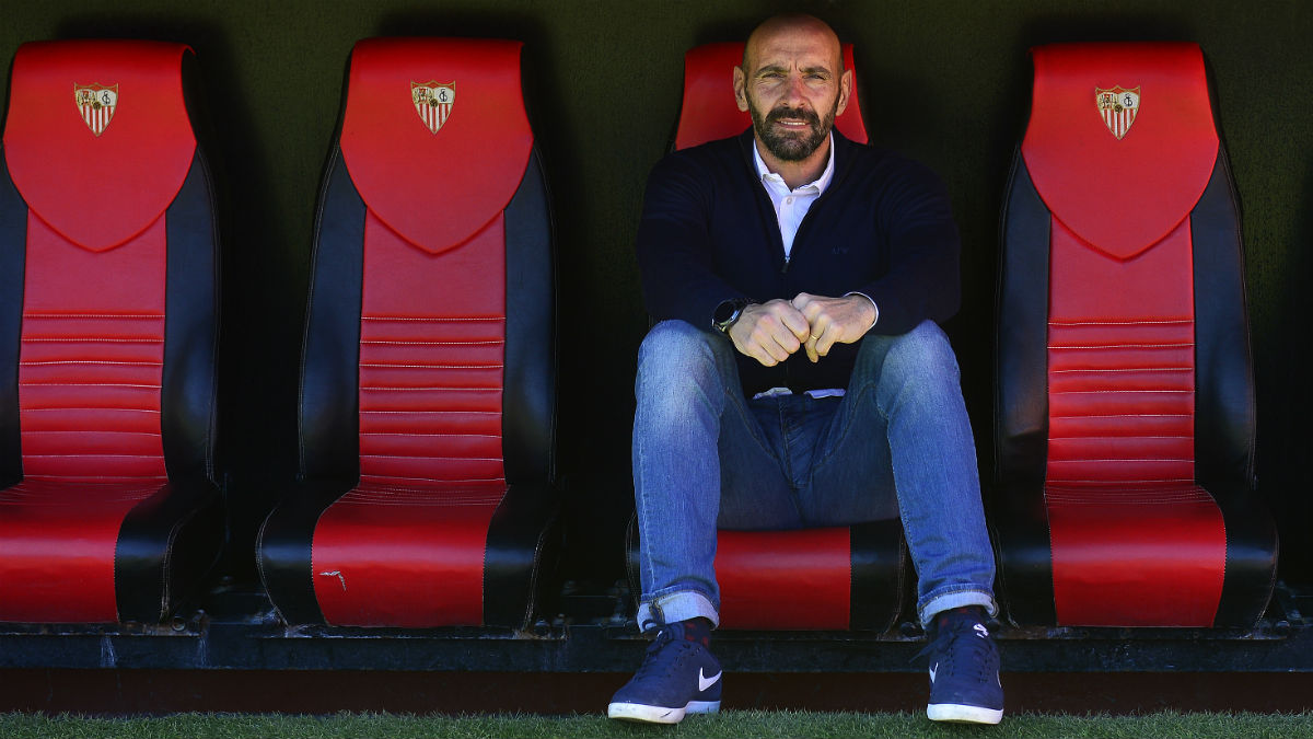 Monchi, en el banquillo del Sánchez Pizjuán. (AFP)