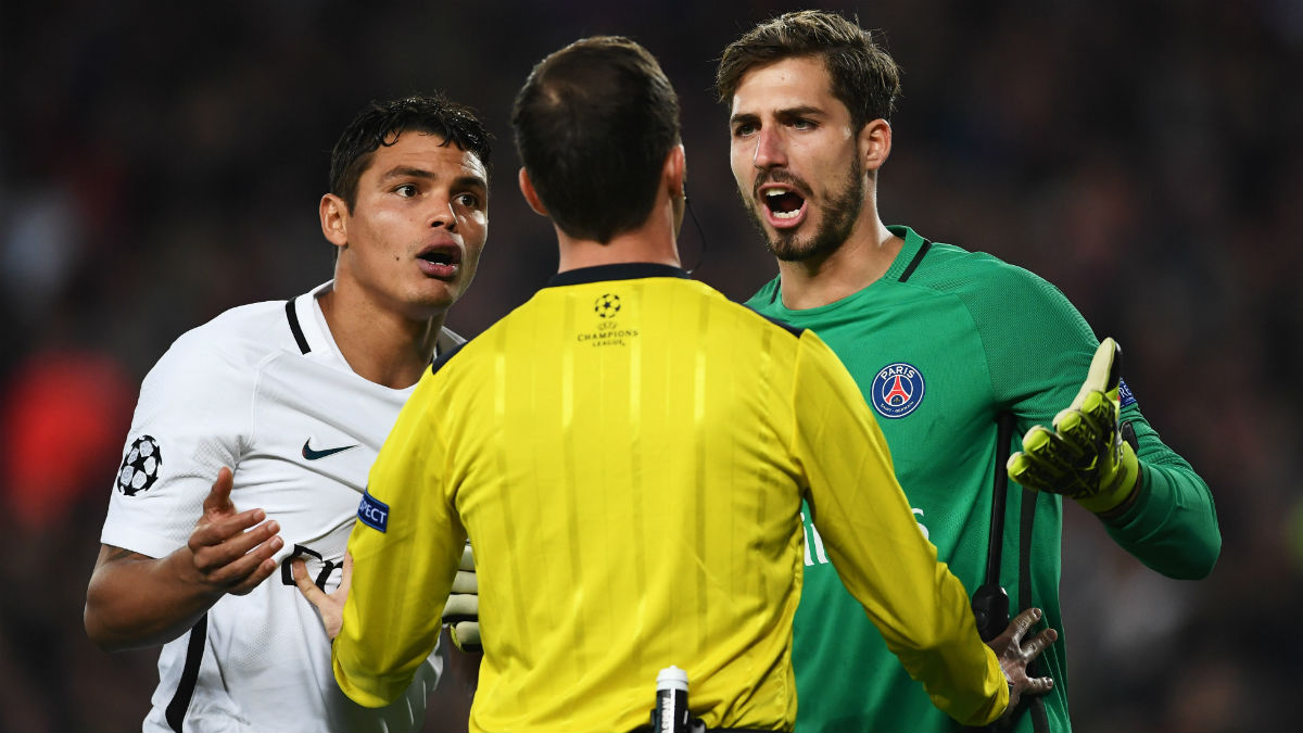 Thiago Silva y Trapp protestan al árbitro. (Getty)