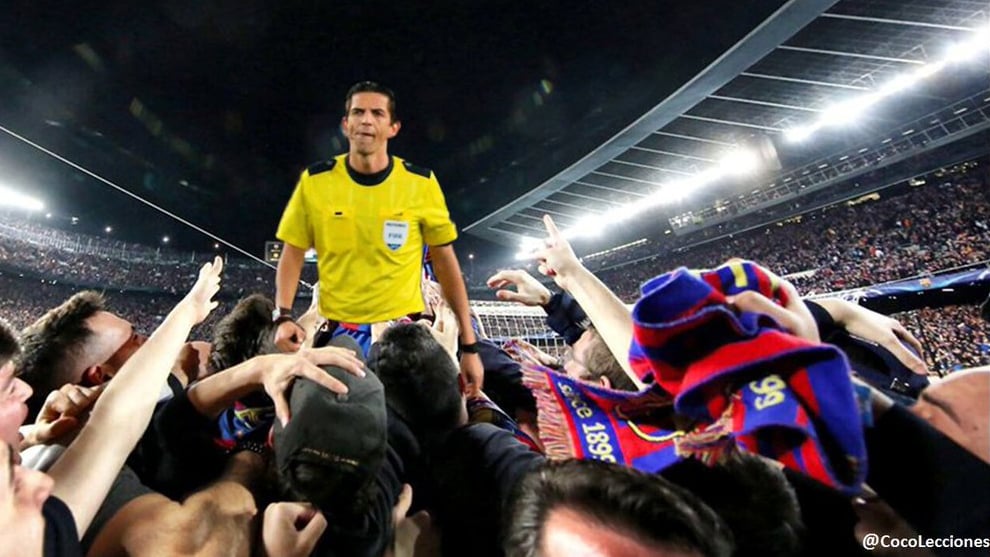 Aytekin sale a hombros del Camp Nou en el montaje.
