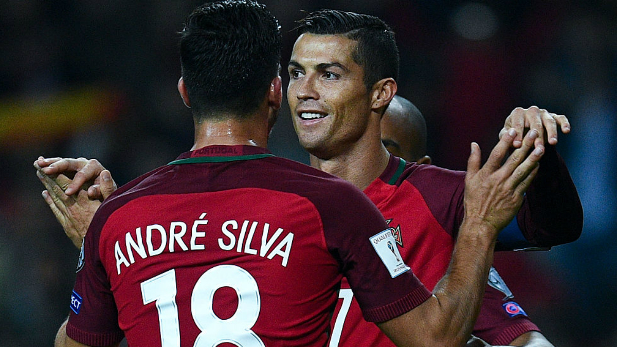 Cristiano se abraza con André Silva en un partido con Portugal. (Getty Images)