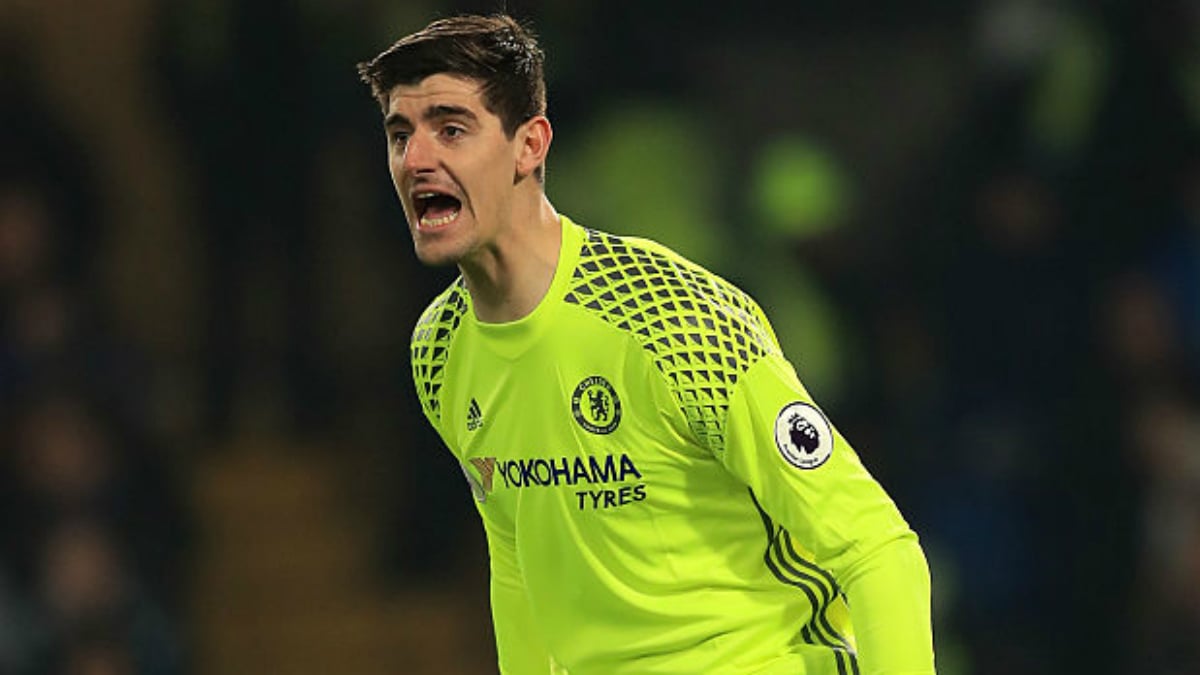 Courtois enfadado durante un partido del Chelsea. (Getty Images)