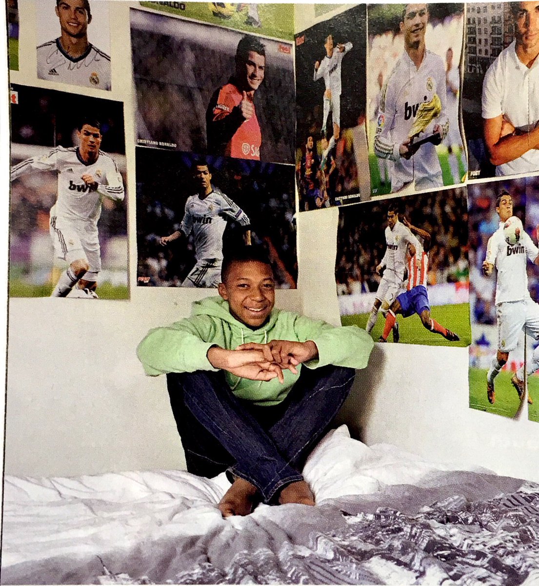 Mbappé, rodeado de pósters del Real Madrid y de Cristiano.