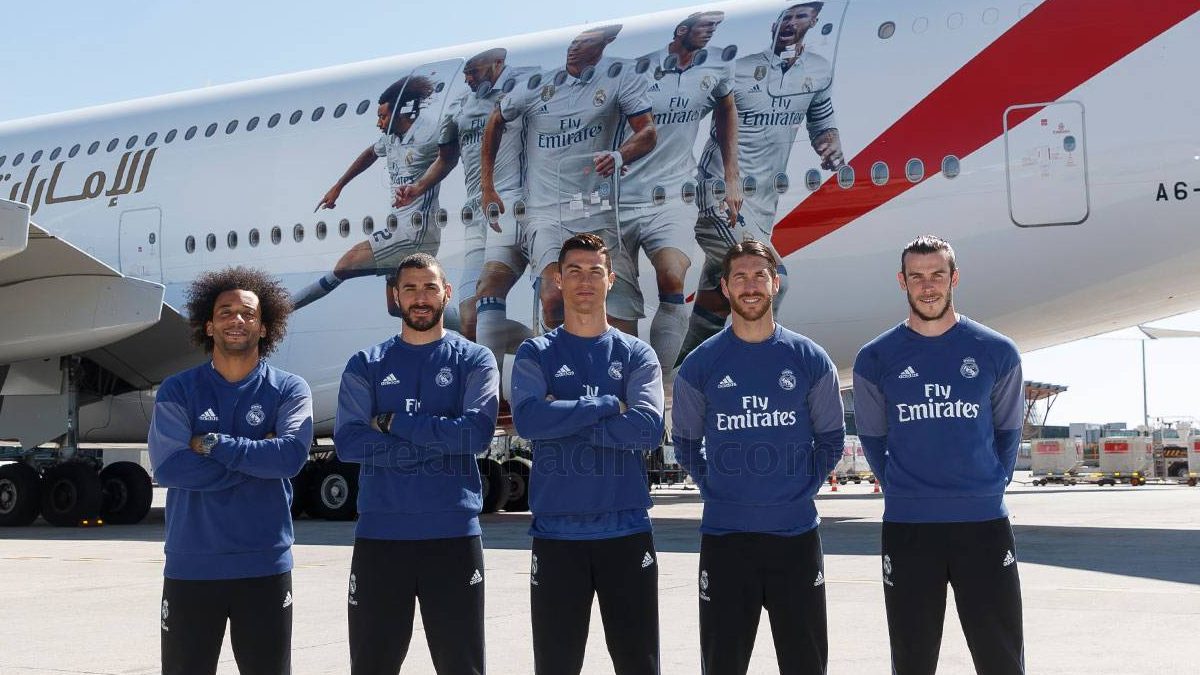 Los jugadores del Real Madrid posan con el Airbus A380.
