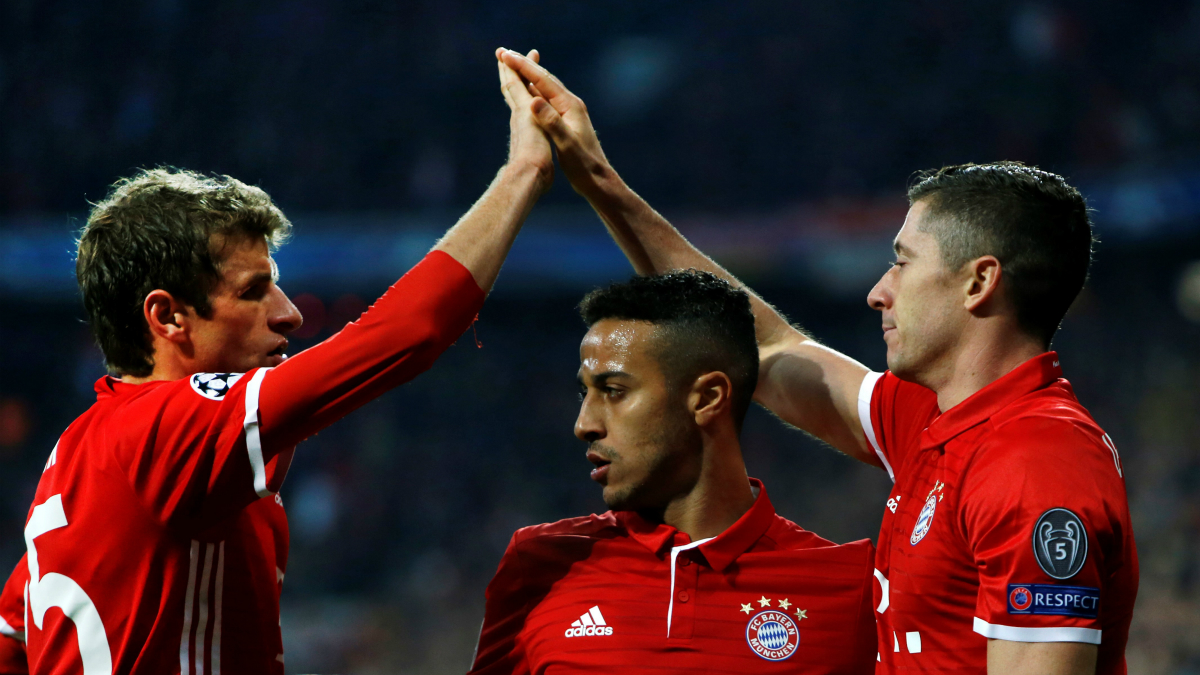 Muller, Lewandowski y Thiago, tres de los grandes peligros del Bayern. (Getty)