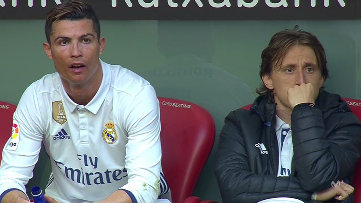 Cristiano Ronaldo, junto a Modric, en el banquillo de San Mamés.