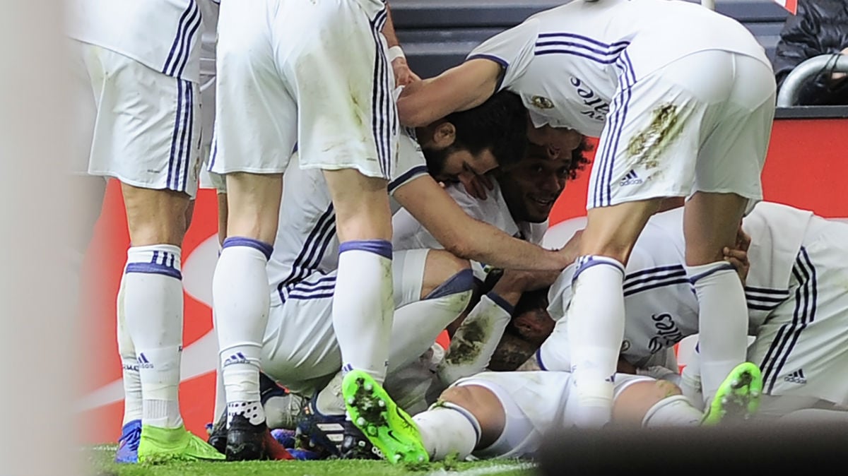 Los jugadores del Real Madrid celebran un gol en San Mamés. (AFP)