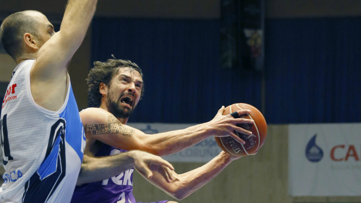 Sergio Llull entra a canasta ante la oposición de Maric. (EFE)