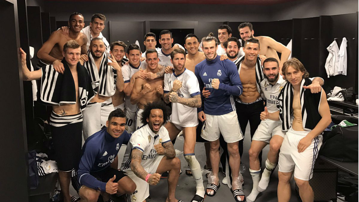 El Real Madrid celebra el triunfo ante el Athletic en el vestuario de San Mamés.