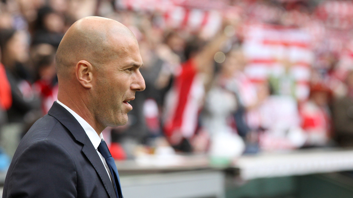 Zidane, atento desde la banda.