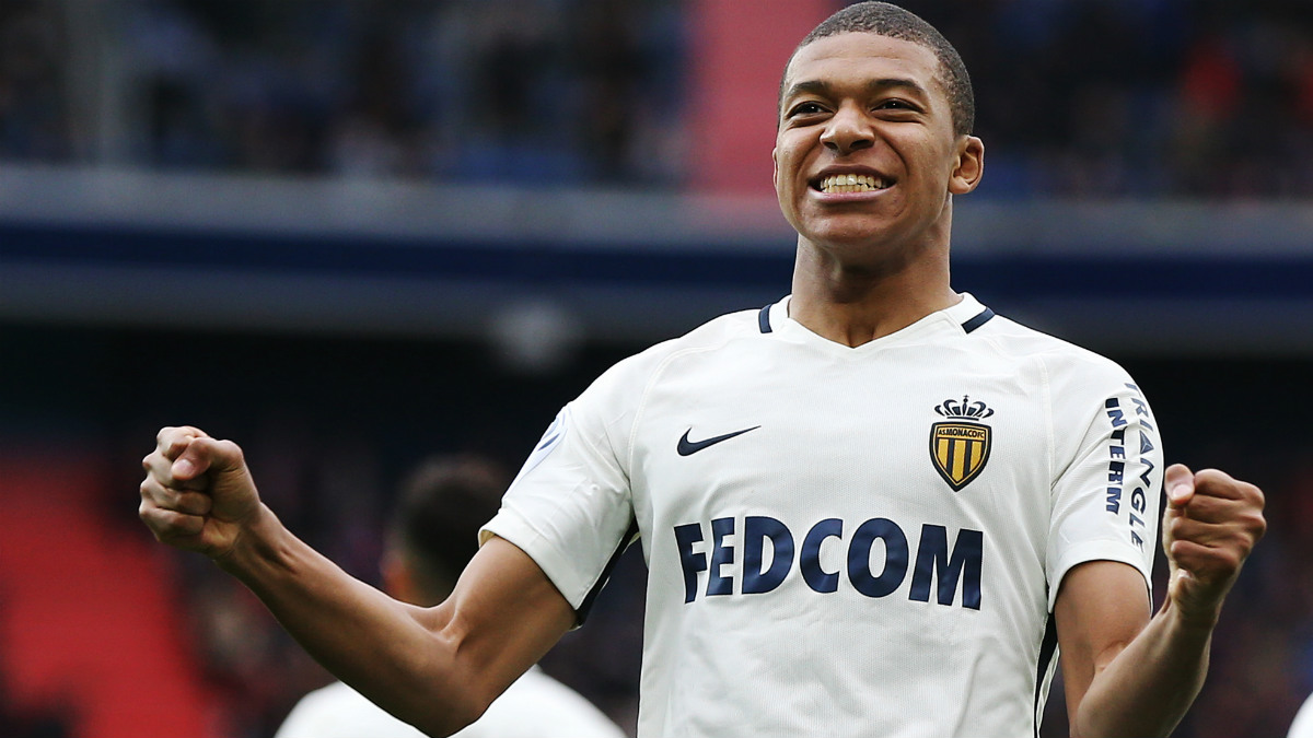 Mbappé celebra uno de sus dos goles en Caen. (AFP)