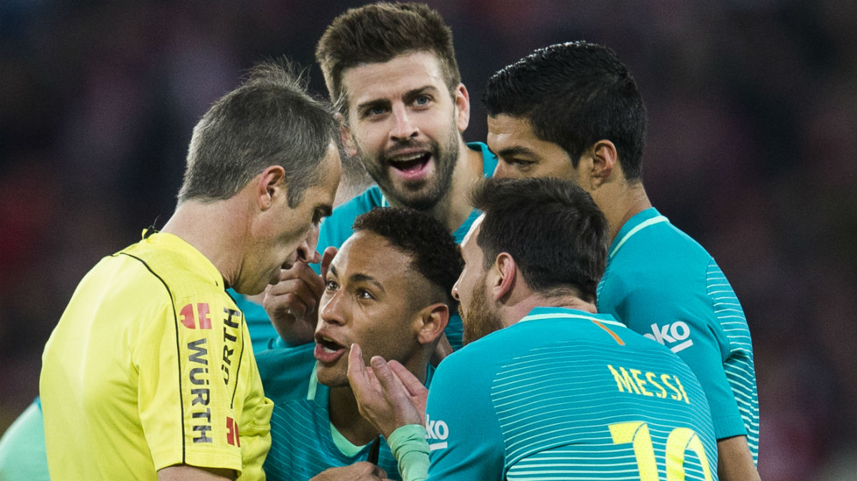 Los jugadores del Barcelona protestan en coro a Fernández Borbalán. (Getty)