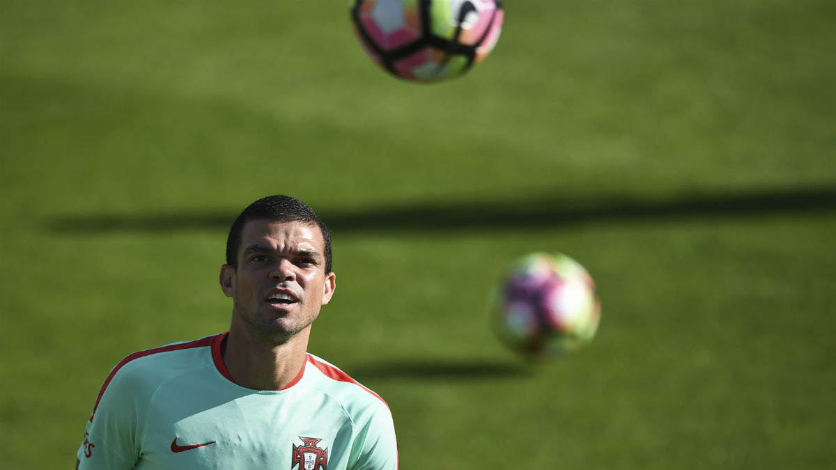 Pepe, en un entrenamiento con Portugal. (AFP)